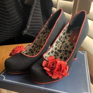 Super Cute Ruby Shoo brand Size 40 (size 9) Black & Coral heels